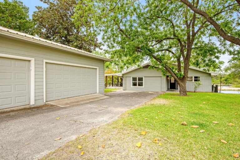 Born Country front house and garage 768x512