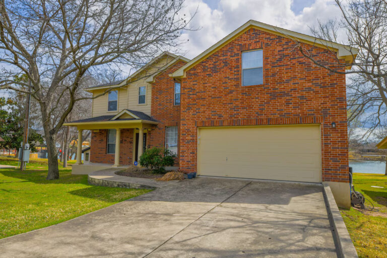 Lakeside Retreat 1 768x512