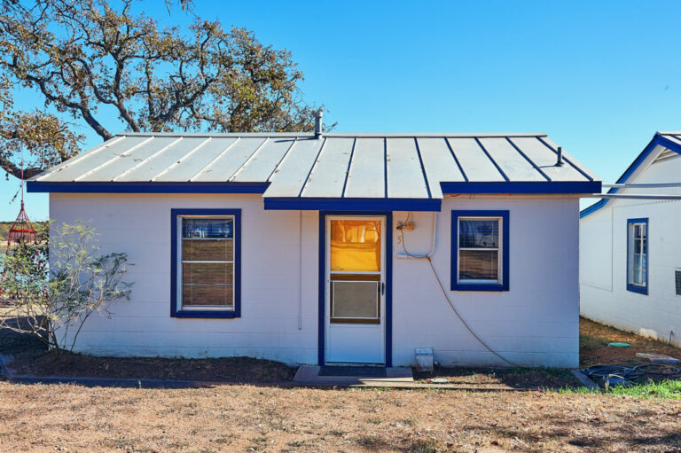 Beachcomber Bluebonnet Cabin Entrance 1 1024x681 1 768x511